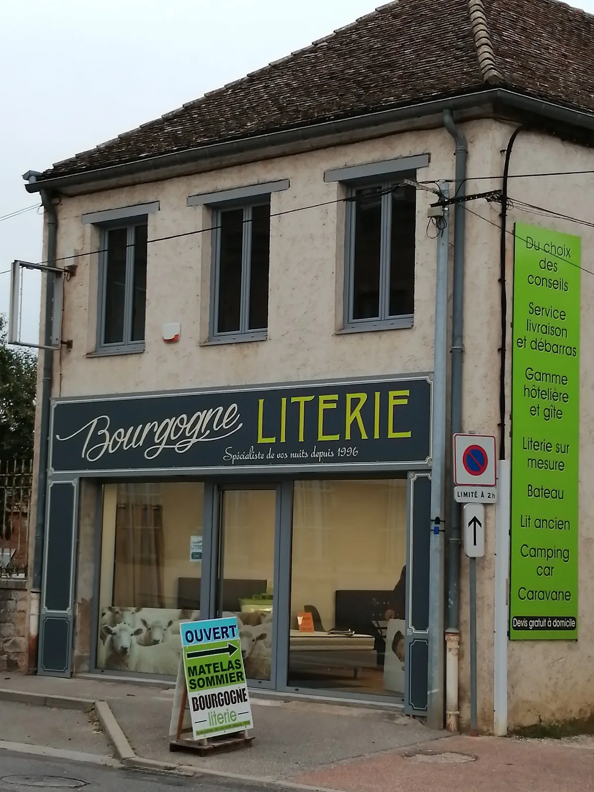 Lit habillé avec du linge de maison
